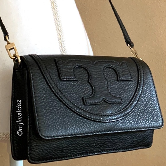 Tory Burch Handbags - EUC✨Tory Burch All T Crossbody Bag